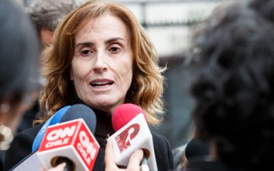 Los diputados Juan Santana, Luis Cuello (PC), Gael Yeomans (FA) y Andrés Giordano (FA) presentaron una denuncia ante la Contraloría para que se investiguen y pronuncien sobre los acuerdos, licitaciones y transacciones millonarias entre el Ministerio de Educación y la Universidad San Sebastián durante la gestión de Marcela Cubillos al frente de esa cartera.
