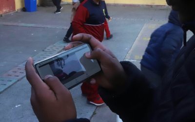 Durante la discusión del proyecto de ley sobre el uso de teléfonos móviles en las aulas, los diputados de Renovación Nacional (RN), Marcia Raphael, Diego Schalper y Hugo Rey, enfatizaron la necesidad de mantener la prohibición del uso de estos dispositivos en las clases.