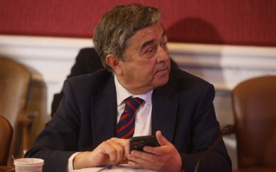 En una reciente entrevista radial, el senador de la Unión Demócrata Independiente (UDI), Juan Antonio Coloma, criticó la propuesta del ministro de Energía, Diego Pardow, de considerar a una entidad estatal para gestionar las distribuidoras eléctricas, tildándola de "ideologizada" y "errónea".