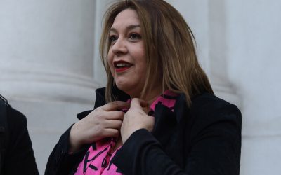 La relación entre el Frente Amplio y el Socialismo Democrático en la comuna de Independencia atraviesa una etapa conflictiva. Desde que la concejala del PS, Carola Rivero, asumió el cargo de alcaldesa tras la renuncia del exalcalde para ocupar el puesto de Delegado Presidencial en la Región Metropolitana, se han producido despidos y los funcionarios han expresado que han sido "sancionados" por participar en actividades fuera del horario laboral en apoyo a la candidata del Frente Amplio, Daniela Parada.