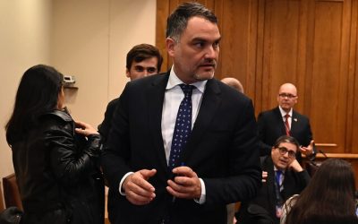 El senador Javier Macaya (UDI) realizó al menos dos llamadas telefónicas al Defensor de la Niñez, Anuar Quesille, para abordar el caso de su padre, Eduardo Macaya Zentilli, quien fue condenado a seis años de prisión por abuso sexual contra dos menores, según un reportaje de Ciper Chile publicado este viernes.