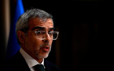 El miércoles de la semana pasada, al día siguiente de que los tribunales decretaran prisión preventiva para Luis Hermosilla, el ministro de Justicia, Luis Cordero, en una rueda de prensa en el Congreso, desmintió que Hermosilla hubiera sido representante o patrocinante de Miguel Crispi, jefe de asesores del segundo piso de La Moneda (Frente Amplio/RD), en el Caso Convenios.
