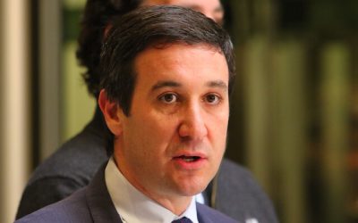 En una entrevista radial este jueves por la mañana, el diputado y presidente de la UDI, Guillermo Ramírez, presentó una hipótesis que exime al exministro del Interior, Andrés Chadwick, del caso Audio, y atribuye responsabilidad al modo de operar del abogado penalista Luis Hermosilla.