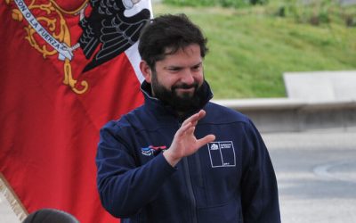 El presidente Gabriel Boric envió un saludo a los chilenos que residen en el extranjero en el marco de las Fiestas Patrias de 2024. En un video difundido por la Cancillería, el mandatario expresó: "Queridas y queridos compatriotas, a ustedes que nos representan en el mundo en distintos frentes y actividades, quisiera en esta fecha especial mandarles un gran abrazo chileno."
