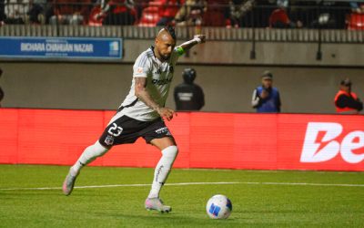 Jean Beausejour sale en defensa de Arturo Vidal. (Foto: Agencia Uno)