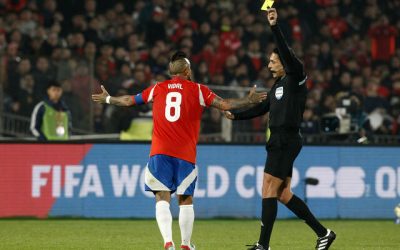 Arturo Vidal es amonestado durante el partido contra Argentina- FOTO: AGENCIA UNO