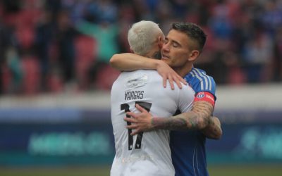El reencuentro más esperado: Eduardo Vargas y Charles Aránguiz durante el encuentro disputado hoy en el Estadio Nacional. (Foto: Agencia Uno)