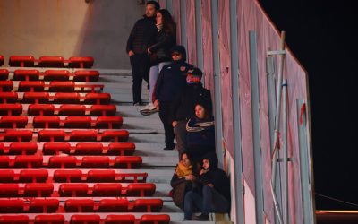 Operativo cuestionado: solo siete guardias privados para 3.500 hinchas de la U en Avellaneda. (Foto: Agencia Uno)