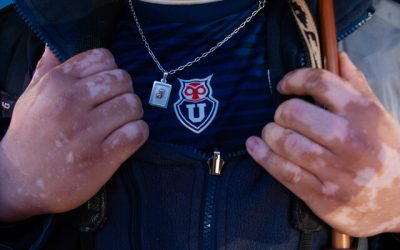 Hinchas de Universidad de Chile se tomaron las calles fuera de la Embajada de Argentina. (Foto: Agencia UNO)