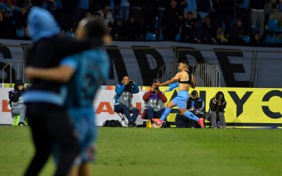 Los jugadores de Deportes Iquique celebran el gol agónico de Misael Dávila que selló la victoria ante Limache en el Tierra de Campeones. (Foto: Agencia UNO)