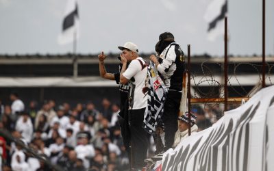 Hinchas colocolinos durante el encuentro disputado hoy. (Imagen referencial/Agencia UNO)
