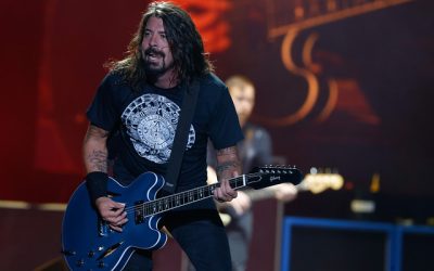 Foo Fighters sorprende al público al invitar a un legendario músico del rock clásico a subir al escenario