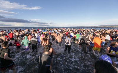 Este 29 de junio se celebra una nueva edición del Chapuzón del Estrecho, una singular actividad en la que miles de entusiastas desafían el crudo invierno patagónico lanzándose a las gélidas aguas del Estrecho de Magallanes, en Punta Arenas.