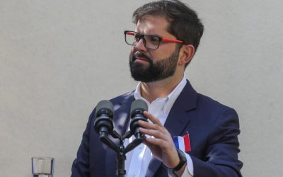 El Presidente Gabriel Boric, a través de su cuenta en la plataforma X, expresó su pesar por el fallecimiento del brigadista que permaneció hospitalizado durante la última semana, tras sufrir quemaduras graves mientras participaba en la extinción de un incendio forestal en la comuna de Los Álamos, Región del Biobío.