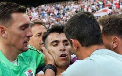 Acuña tras el partido, siendo contenido por sus compañeros.