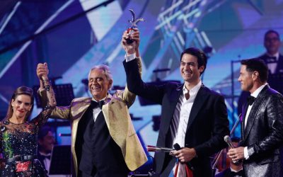 Durante el concierto de Andrea Bocelli en el escenario del Festival de Viña, un joven en la galería sorprendió a todos al declararse a su novia y pedirle matrimonio, a pesar de haber iniciado su relación apenas dos meses atrás.