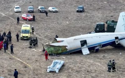 Cae avión con 67 pasajeros