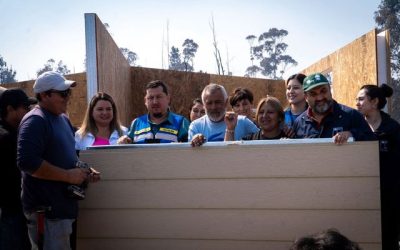 El delegado presidencial Eduardo Pacheco junto a otras autoridades inaugurando la primera vivienda de emergencia