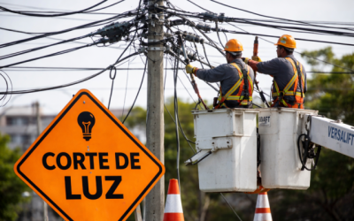 Trabajadores realizan labores en red eléctrica durante corte programado. Imagen referencial, creada con herramientas digitales.