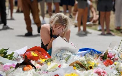 Una mujer se lamenta por las víctimas del tiroteo de la playa Bondi, en Sídney, Australia, el 15 de diciembre. Gentileza Xinhua, Ma Ping.