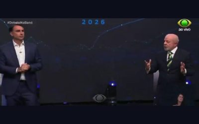Lula responde a Flávio Bolsonaro durante el debate presidencial brasileño.
Crédito: Captura de transmisión de Band.