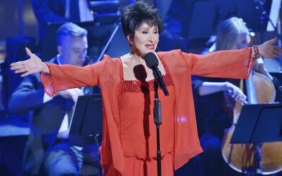 Informes de medios internacionales anunciaron el fallecimiento de Chita Rivera, destacada actriz y bailarina estadounidense con raíces latinas, reconocida como una estrella de Broadway y laureada con el Premio 'Tony'.