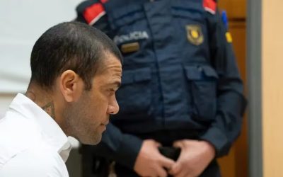 El jugador de fútbol Dani Alves compareció este lunes en la Audiencia Provisional de Barcelona bajo custodia de los Mossos d’Esquadra, procedente de la prisión de Brians 2, para enfrentar el inicio del juicio por la acusación de agresión sexual en su contra.