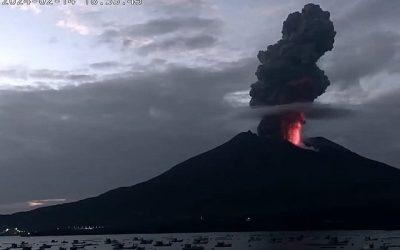 El volcán Sakurajima, situado en el suroeste de Japón, experimentó una erupción que generó una extensa nube de gas y cenizas, alcanzando alturas de hasta 5.000 metros, según informó la Agencia Meteorológica de Japón (JMA) el jueves pasado.La JMA ha mantenido el nivel de alerta en torno al monte.