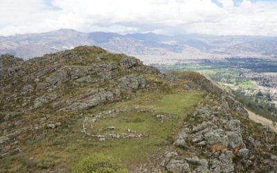 Se ha descubierto una de las primeras plazas circulares de la región andina de Sudamérica, exhibiendo una arquitectura monumental de estilo megalítico, en la cuenca de Cajamarca, al norte de Perú.