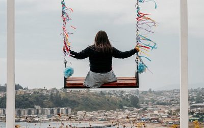 Pilar Álvarez Fuentes y su familia visitaron el recién inaugurado "Columpio de los Deseos", una atracción turística en el mirador de Fuerte Viejo en Lota, región del Bío Bío. Sin embargo, lo que esperaban que fuera una velada divertida se convirtió en un incidente que dejó a Álvarez con varias lesiones.