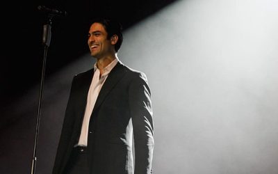 El hijo de Andrea Bocelli, Matteo, cautivó a numerosos corazones con su presentación en el Festival de Viña la noche del lunes. El joven italiano conquistó al público de la Quinta Vergara al descender del escenario para cantar directamente a sus fervientes seguidoras que llenaban la platea.