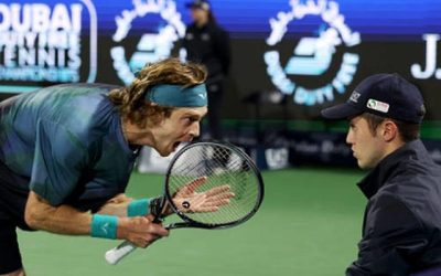 Andrey Rublev, clasificado en quinto lugar en el ranking mundial, fue descalificado este viernes durante las semifinales del torneo ATP 500 de Dubai.