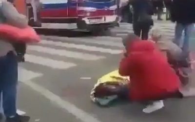 Un vehículo embistió a una multitud en la ciudad de Szczecin, Polonia, dejando hasta el momento 19 personas gravemente heridas, sin reportarse fallecidos.