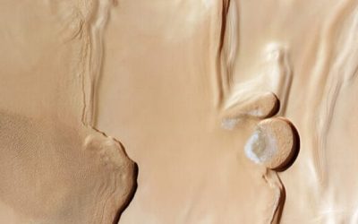 La Agencia Espacial Europea (ESA) ha anunciado el descubrimiento más reciente de la sonda Mars Express: un impresionante paisaje de dunas congeladas en el polo norte de Marte.