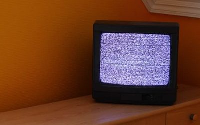 A partir de marzo de este año, se llevará a cabo de manera gradual el proceso de transición conocido como apagón analógico. Pero, ¿qué implica esto en la práctica? ¿Necesitaré adquirir un nuevo televisor o ya no podré acceder a los canales de televisión abierta?
