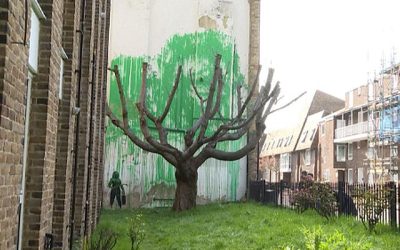 Un mural que representa el follaje de un árbol detrás de un tronco real apareció durante la madrugada del lunes en el lateral de un edificio residencial en el norte de Londres, y según confirmó el misterioso artista callejero Banksy, la obra es suya.