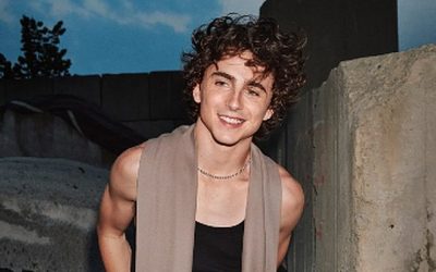 Ya han comenzado a circular las primeras imágenes del actor Timothée Chalamet en el papel de Bob Dylan, el icónico cantante que será retratado en una nueva película biográfica sobre su vida.