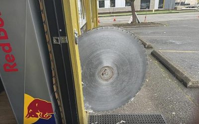 Un hombre en Oregon, Estados Unidos, escapó milagrosamente de ser cortado por la mitad por la hoja de una sierra en un incidente que tuvo lugar recientemente en las afueras de la tienda Quicktrips Neighborhood Market en la ciudad de Eugene.