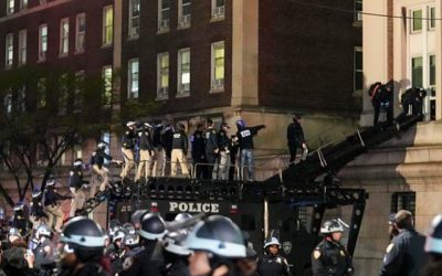 La policía optó por utilizar una grúa para penetrar el edificio desde el segundo piso después de que los estudiantes erigieran barricadas en las entradas principales del Hamilton Hall.