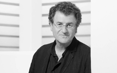 El versátil artista chileno Alfredo Jaar fue honrado con el IV Premio Mediterráneo Albert Camus por su obra que reflexiona sobre la agitación global, durante una ceremonia celebrada en Sant Lluís, en la isla de Menorca, España.
