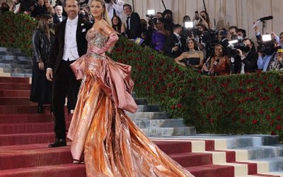 La Met Gala, una de las celebraciones benéficas más icónicas del universo de la moda, regresa este lunes a Nueva York con la promesa de crear un ambiente que evoca un "jardín del tiempo", albergando a los anfitriones Jennifer López (JLO), Bad Bunny, Zendaya y Chris Hemsworth.