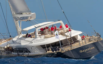 El yate de lujo Bayesian naufragó cerca de las costas de Sicilia, al sur de Italia, provocando hasta ahora la muerte de una persona y la desaparición de otras seis, incluyendo a un multimillonario británico y un alto ejecutivo del banco Morgan Stanley.