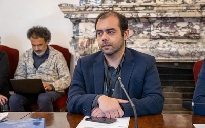 El gobierno anunció este lunes la destitución de Juan Pablo Leonelli Lepín de su puesto en la Comisión para la Paz y el Entendimiento. Esta decisión sigue a la detención de Leonelli por parte de la Policía de Investigaciones (PDI) de Temuco, realizada el día anterior, en relación con el "caso Manicure", una de las ramas del caso conocido como "líos de platas políticas".