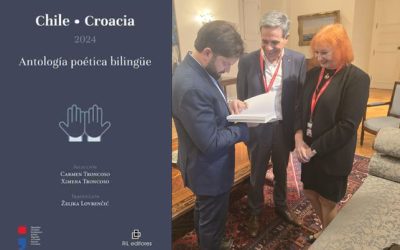El Presidente Boric recibe el texto de parte de Željka Lovrenčić  traductora del libro, ensayista, académica y presidenta del Comité para Relaciones Literarias de la Sociedad de Escritores Croatas.