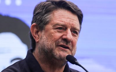 El gobernador de la Región Metropolitana, Claudio Orrego, expresó su respaldo a la gestión en seguridad de la ministra del Interior, Carolina Tohá, durante el día de hoy. Esto se produce luego de que la última encuesta Plaza Pública de Cadem revelara una disminución del 8% en la aprobación de la labor de la secretaria de Estado en el último mes.