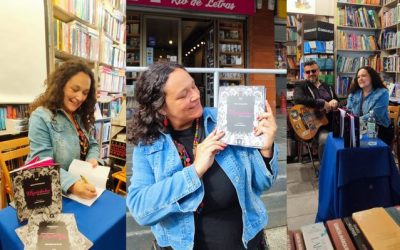 Mónica Muñizaga Yávar la autora, firmando y presentado su obra. En la guitarra acompañándola en la foto el escritor y profesor Javier Milanca,