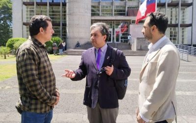 En la foto: Camarógrafo Carlos Morales, Carlos Valverde presidente regional del COLPER y Juan Pablo Jaramillo, abogado.