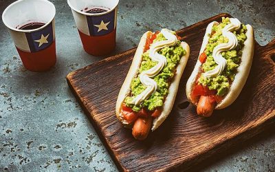 Según Taste Atlas, uno de los principales referentes en el ámbito gastronómico a nivel mundial, el completo chileno es uno de los platos callejeros más apreciados en Chile y reconocido internacionalmente como una variante destacada del popular hot dog estadounidense.