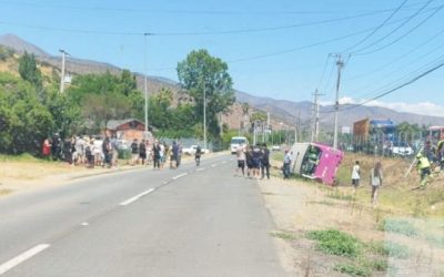 Accidente de microbús Lo Vásquez Foto red X @infoschile
