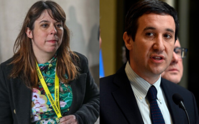 Este domingo, la presidenta del Frente Amplio (FA), Constanza Martínez, y el presidente de la Unión Demócrata Independiente (UDI), Guillermo Ramírez, se enfrentaron en un intercambio intenso sobre el caso Hermosilla. Durante la semana, Martínez había instado a la UDI a no guardar silencio sobre el asunto que involucra al abogado Luis Hermosilla, argumentando que “la lucha contra la corrupción también es una lucha contra el crimen organizado”. Estas declaraciones no fueron bien recibidas por Ramírez, quien en una entrevista con El Mercurio, criticó a Martínez, quien había sido delegada presidencial de la Región Metropolitana hasta hace poco. “Que la presidenta del Frente Amplio no venga a darnos lecciones de probidad, especialmente cuando su propio gobierno tuvo un escándalo significativo como el caso Convenios”, declaró el actual presidente de la UDI. Martínez respondió con firmeza en su cuenta de X, refutando las críticas. “Guillermo, no estoy aquí para dar lecciones a nadie, y la UDI no debe rendir cuentas ni al Frente Amplio ni a mí”, expresó la presidenta del FA. Añadió que la UDI tiene la obligación, ante el pueblo chileno, de probar que no son cómplices de la red de corrupción de Hermosilla. Martínez también mencionó que sus preguntas son “legítimas”, señalando que el respaldo a Chadwick en la entrevista y la historia de corrupción asociada con figuras de la UDI, como Jovino Novoa y Jaime Orpis, deben ser considerados.